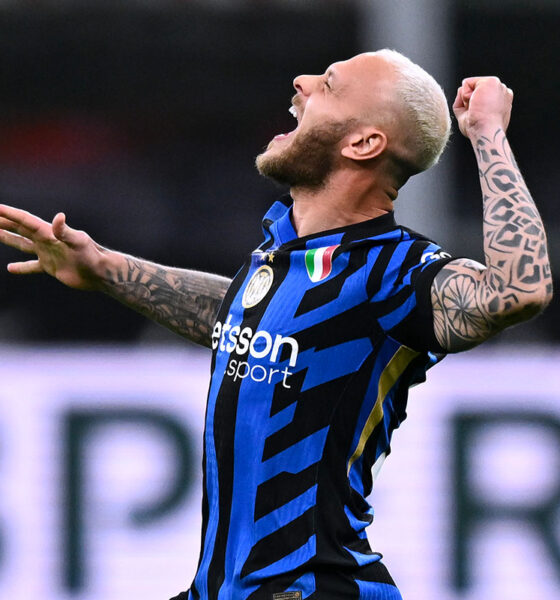 Federico Dimarco grida di gioia e festeggia con i compagni dopo aver segnato un gol con la maglia dell’Inter, esprimendo tutta la sua emozione per il risultato raggiunto.