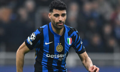 Mehdi Taremi, con la maglia dell’Inter, controlla il pallone in Champions League contro il Feyenoord a San Siro.