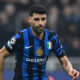 Mehdi Taremi, con la maglia dell’Inter, controlla il pallone in Champions League contro il Feyenoord a San Siro.