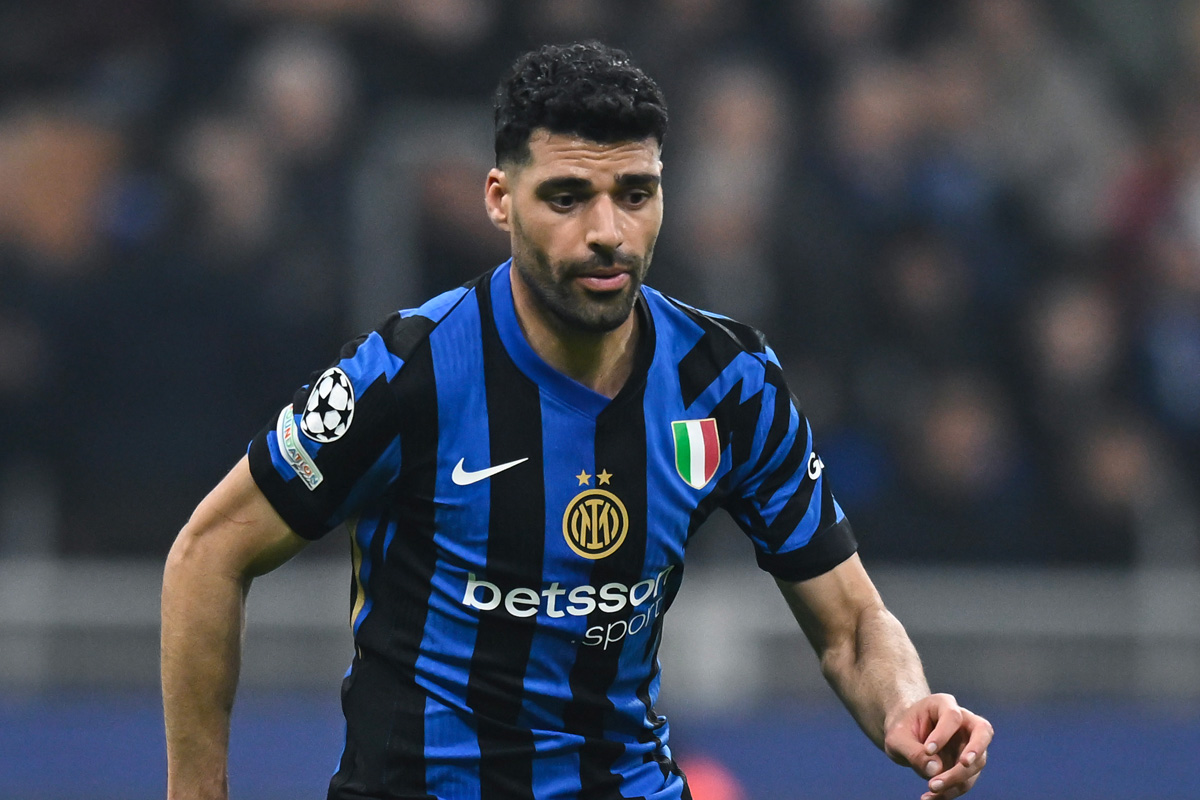 Mehdi Taremi, con la maglia dell’Inter, controlla il pallone in Champions League contro il Feyenoord a San Siro.