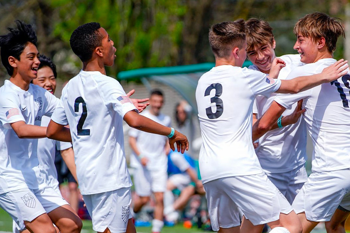 Calciatori giovanili festeggiano un gol durante un match della Yes Cup di Milano, torneo internazionale giovanile giunto alla sua quarta edizione nel 2025