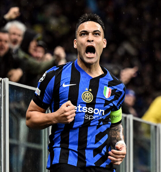 Lautaro Martinez urla ed esulta sotto la Curva dell'Inter, in Champions League