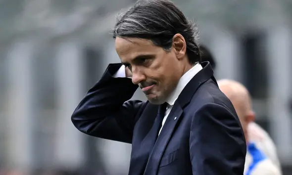 Simone Inzaghi pensieroso durante la sconfitta dell’Inter contro la Roma a San Siro