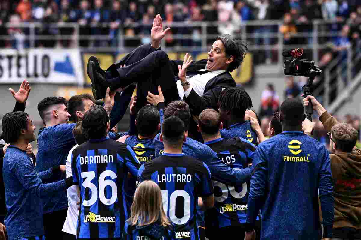 Inzaghi portato in trionfo