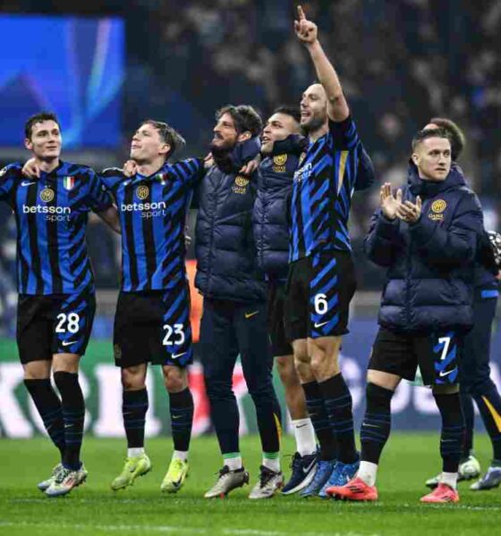 Giocatori dell'Inter esultano a fine gara