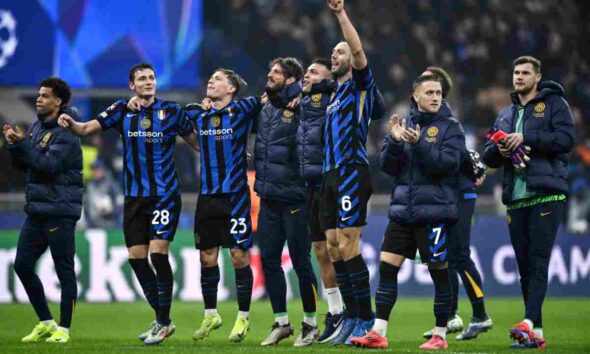Giocatori dell'Inter esultano a fine gara