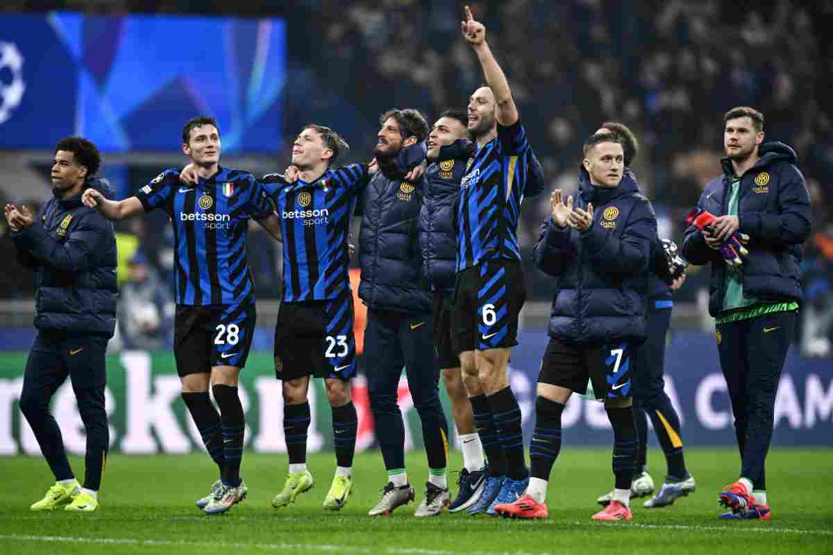 Giocatori dell'Inter esultano a fine gara
