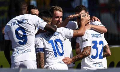 Giocatori dell'Inter esultano dopo un gol