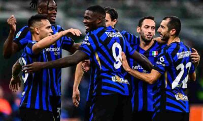 Giocatori dell'Inter esultano dopo un gol
