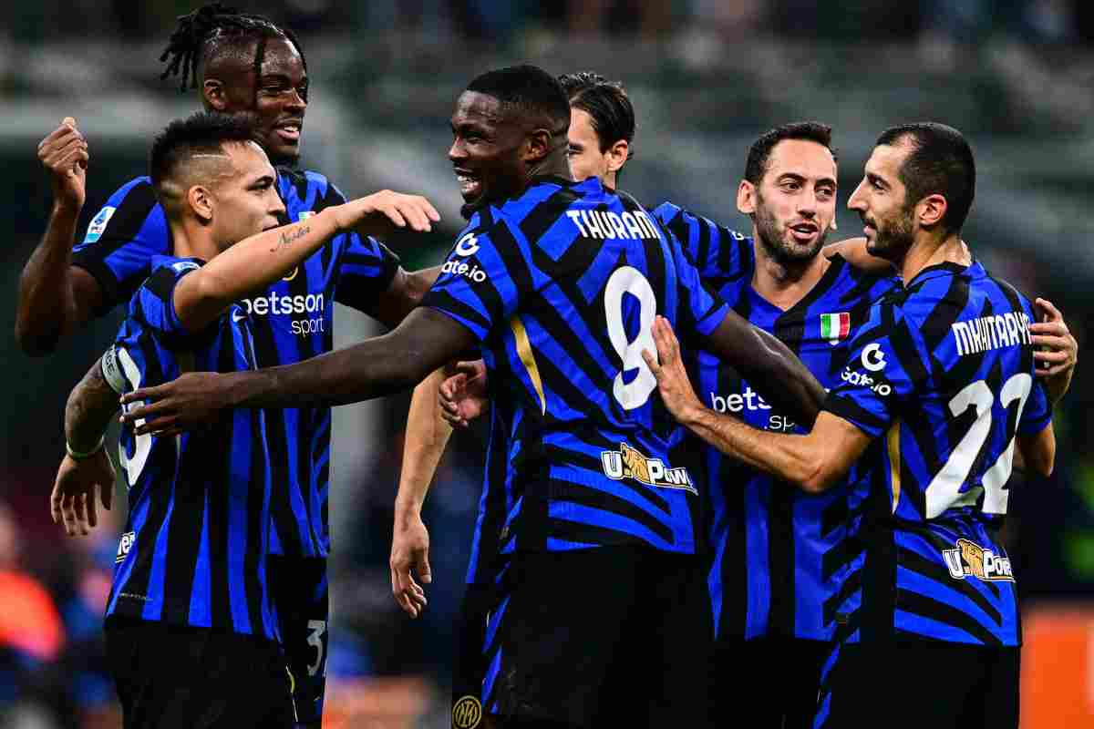 Giocatori dell'Inter esultano dopo un gol