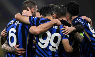 Giocatori dell'Inter esultano dopo un gol