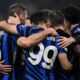 Giocatori dell'Inter esultano dopo un gol
