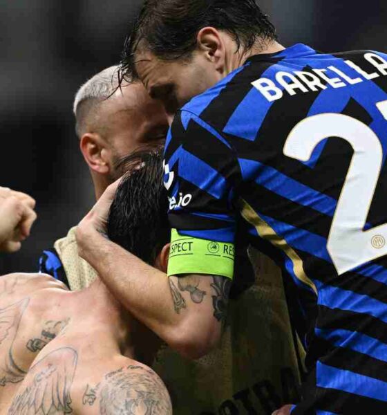 Nicolò Barella, Federico Dimarco e Francesco Acerbi esultano dopo il gol del difensore al Barcellona
