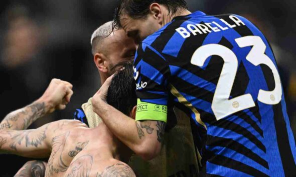 Nicolò Barella, Federico Dimarco e Francesco Acerbi esultano dopo il gol del difensore al Barcellona