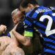 Nicolò Barella, Federico Dimarco e Francesco Acerbi esultano dopo il gol del difensore al Barcellona