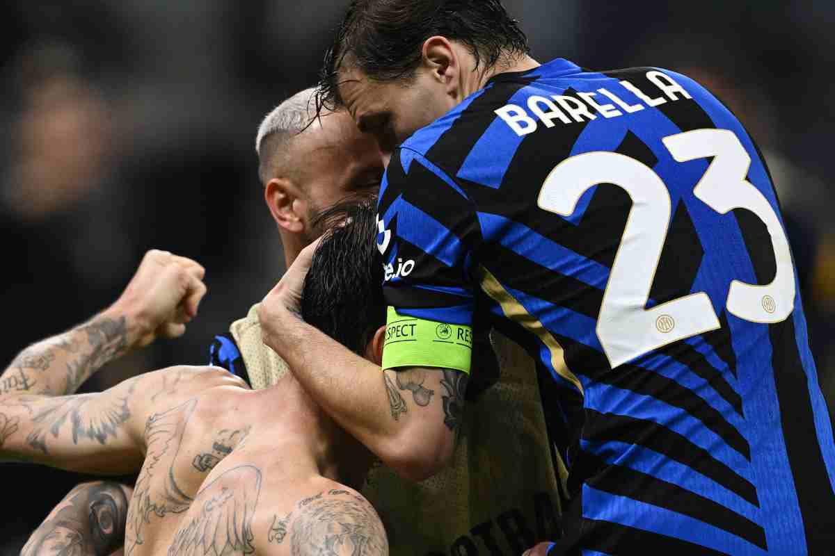 Nicolò Barella, Federico Dimarco e Francesco Acerbi esultano dopo il gol del difensore al Barcellona