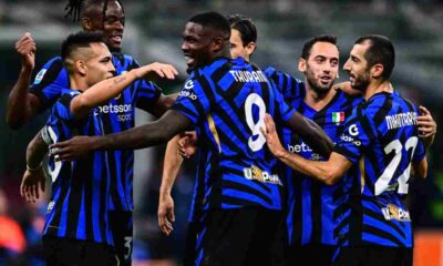 Giocatori dell'Inter esultano dopo un gol