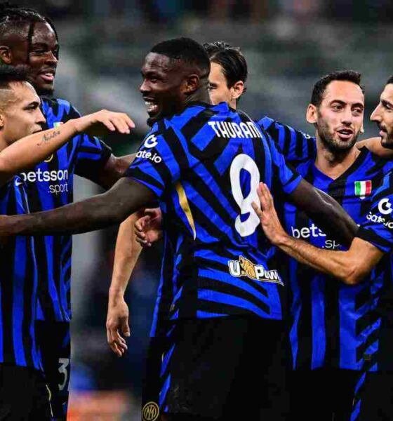 Giocatori dell'Inter esultano dopo un gol