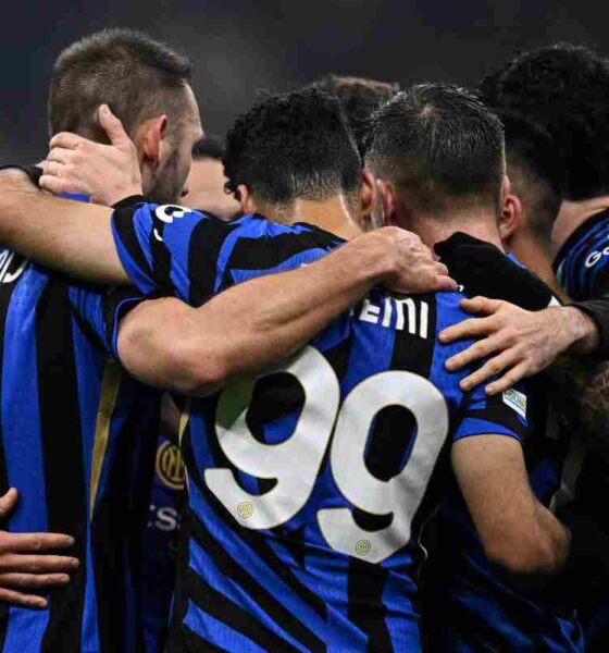 Giocatori dell'Inter esultano dopo un gol