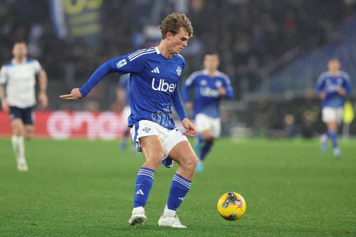 Nico Paz in azione con il Como