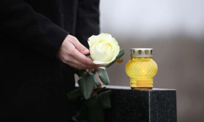 Fiore lutto e cero su tomba