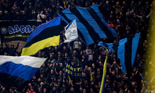 Tifosi dell'Inter in curva con striscioni e bandiere