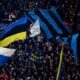 Tifosi dell'Inter in curva con striscioni e bandiere