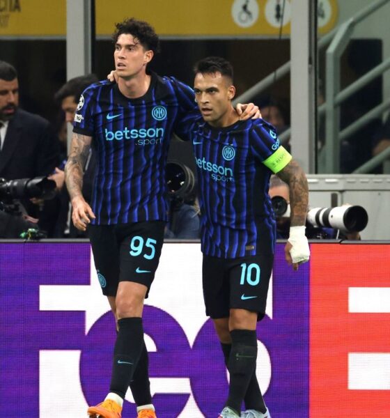 Lautaro Martinez dell’Inter festeggia il gol con il compagno di squadra Alessandro Bastoni