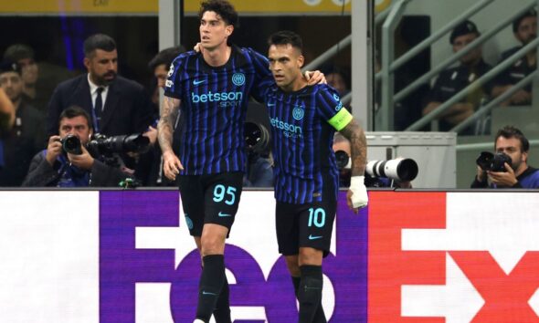 Lautaro Martinez dell’Inter festeggia il gol con il compagno di squadra Alessandro Bastoni