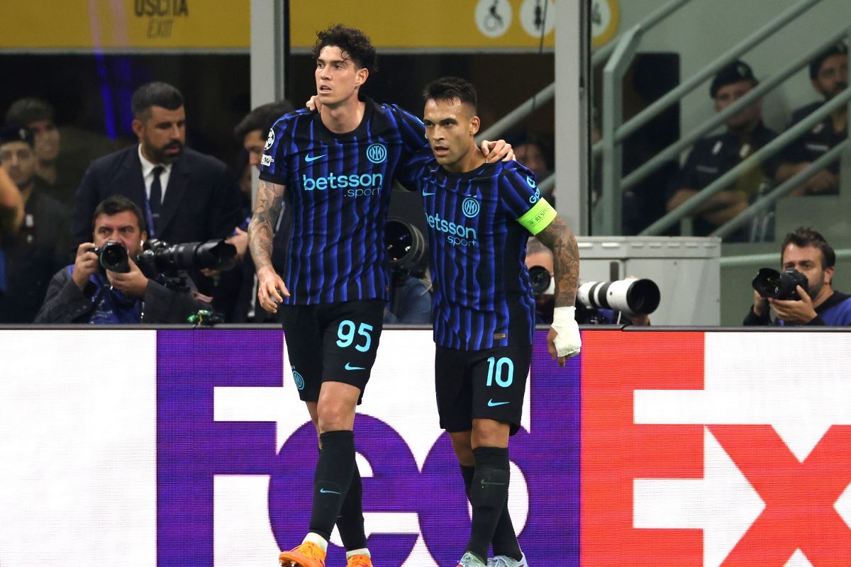 Lautaro Martinez dell’Inter festeggia il gol con il compagno di squadra Alessandro Bastoni